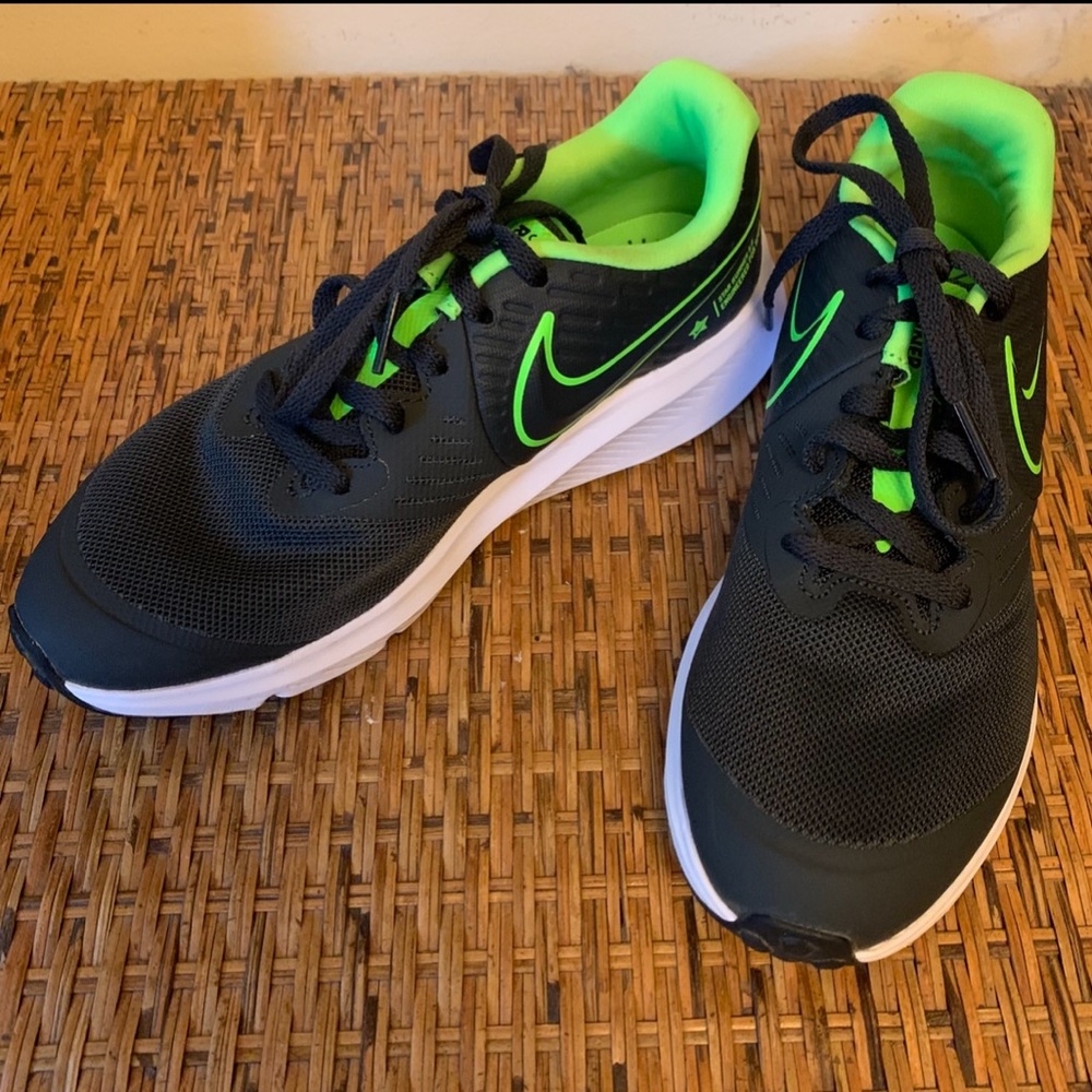 Boys. Nike. Sz 3.5Y